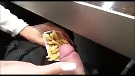قطة تحت الماء تسبح س ...