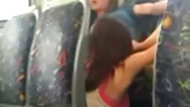 فتاة جميلة كتف إلى غ ...