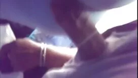 فتى ناضج ذو جوارب طو ...